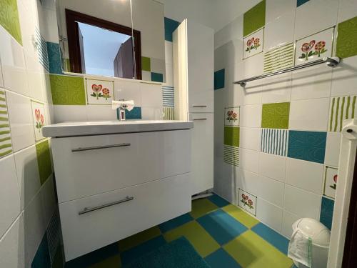 a bathroom with a sink and a mirror at Villa d'architecte - Les Pieds dans l'Eau in Ver-sur-Mer