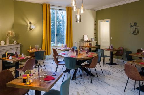 une salle à manger avec des tables et des chaises en bois dans l'établissement Logement Alice Wilson, à Mont-sous-Vaudrey