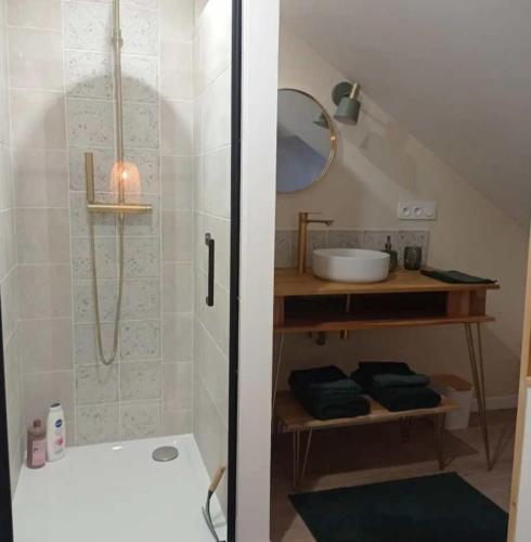 une salle de bain avec douche et lavabo dans l'établissement L'Escapade, à Lancé