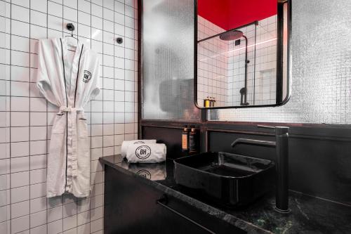 bagno con lavandino e specchio di Dave Red Athens, a member of Brown Hotels ad Atene