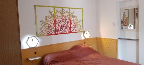 una camera da letto con un letto con due luci sopra di Señor Aconcagua a Godoy Cruz