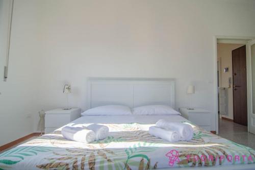 um quarto com uma cama grande e toalhas em Borgo San Giuseppe 16 em Parma