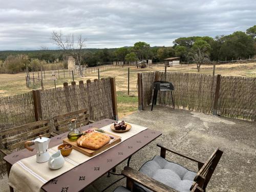 einen Tisch mit einem Teller Essen auf einem Feld in der Unterkunft Can LLorens in Llagostera