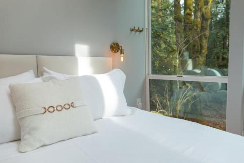 Una cama blanca con una almohada con la palabra cacao. en The Sea Containers, en Index