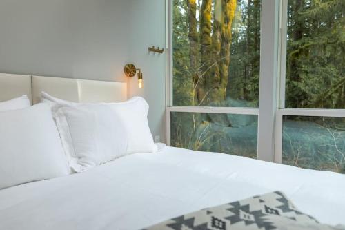 1 dormitorio con cama blanca y ventana en The Sea Containers, en Index