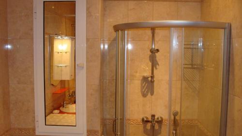 eine Dusche mit Glastür im Bad in der Unterkunft Admiral Apartments in Goldstrand