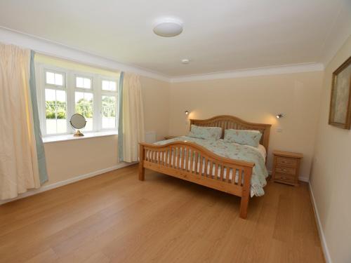 1 dormitorio con cama de madera y ventana en 3 Bed in Llangollen 39974 en Overton