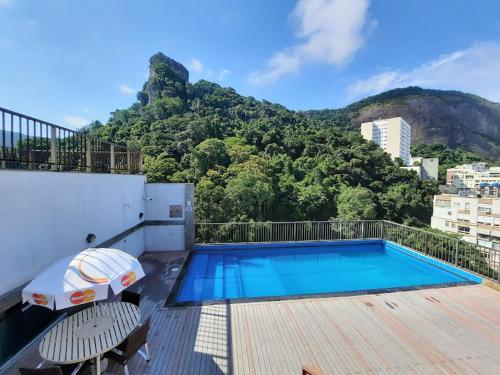 een zwembad bovenop een gebouw met een berg bij Royalty Copacabana Hotel in Rio de Janeiro