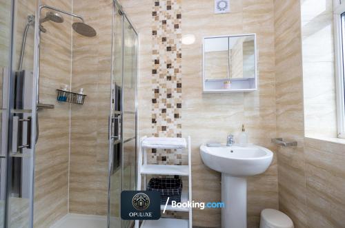 y baño con lavabo y ducha acristalada. en Luxurious & Spacious 2 Bedroom Home By Opuluxe Properties Short Lets & Serviced Accommodation Near Manchester City Center, en Mánchester