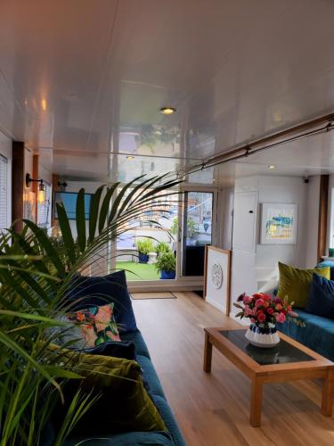 Posezení v ubytování JASMINE CORAL JAY Boutique Boatel Ocean Village