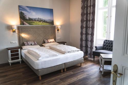 um quarto com uma cama e um quadro na parede em Villa Bergzauber em Rossleithen