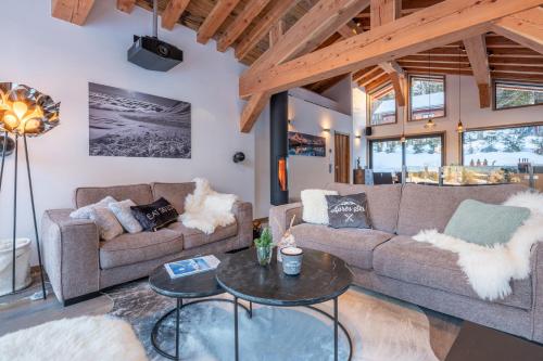 Sala de estar con 2 sofás y mesa en Chalet Seven Summits - Pool - Sauna - Jacuzzi, en Chamonix-Mont-Blanc