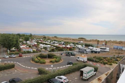 - une vue aérienne sur un parking à côté de l'océan dans l'établissement Studio 17, Héliopolis L au village naturiste, au Cap d'Agde
