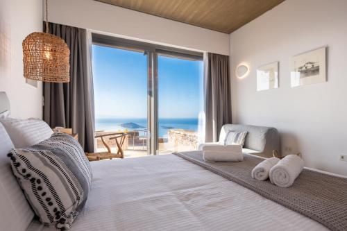 Ein Bett oder Betten in einem Zimmer der Unterkunft Andros Thea Luxury Villa