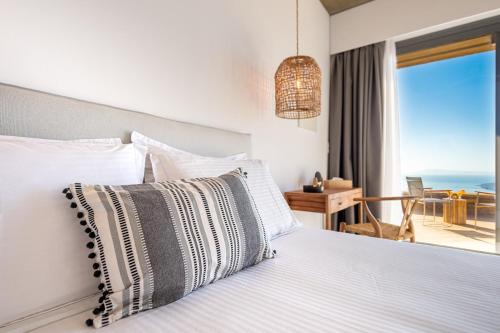 Ein Bett oder Betten in einem Zimmer der Unterkunft Andros Thea Luxury Villa