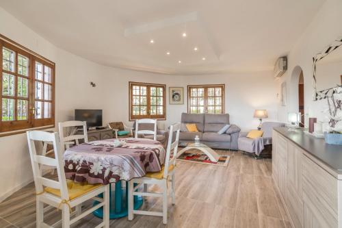 ein Wohnzimmer mit einem Sofa und einem Tisch in der Unterkunft Villa Editha in Calonge