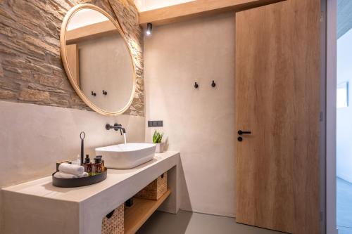 Ein Badezimmer in der Unterkunft Andros Thea Luxury Villa