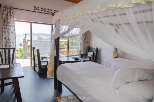 um quarto com 2 camas e vista para o oceano em Kay Sun Hotel 