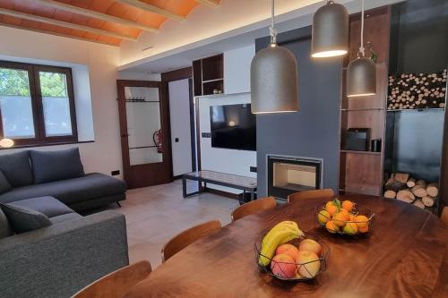 uma sala de estar com uma mesa de madeira com fruta em Ca la tita Casa rural**** em Salsadella