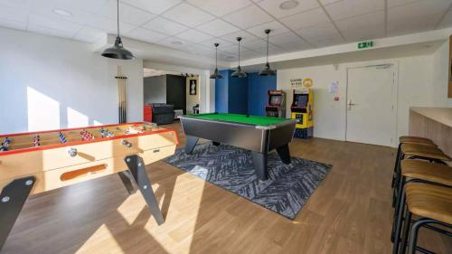 Cette chambre comprend un billard et une table de ping-pong. dans l'établissement NEMEA APPART ETUD ROUEN CONSTANTINE, à Rouen