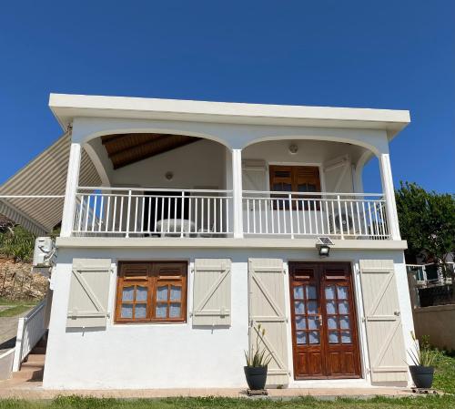 Casa blanca con balcón y 2 puertas en KARIFUNA, en Le Souffleur