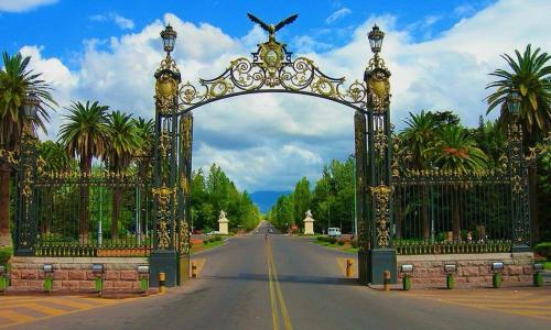 an ornate gate in the middle of a road at Departamento cómodo en pleno centro de Mendoza in Mendoza