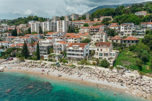 uma vista aérea de uma praia num resort em Suberic Apartments em Herceg Novi