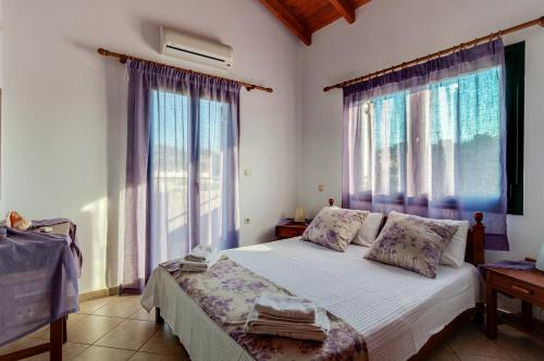 A bed or beds in a room at Villas Almyrida