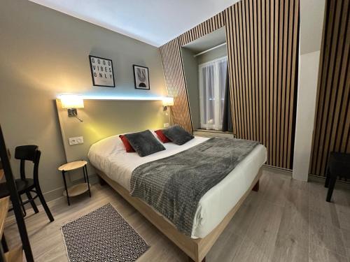 Ένα ή περισσότερα κρεβάτια σε δωμάτιο στο Hôtel-Spa-Piscine Le Petit Castel Beuzeville-Honfleur
