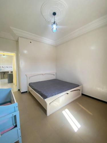 een slaapkamer met een wit bed in een kamer bij Studio meublé keur massar Rufisque in Rufisque