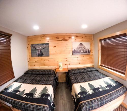 Rúm í herbergi á Sleepy Bear Inn