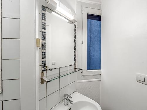 une salle de bain avec un lavabo et un miroir dans l'établissement Vue Sur la Ville - Studio Angers - proche gare, à Angers