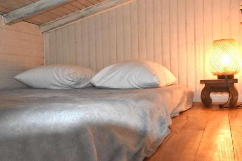 - une chambre dotée d'un lit avec deux oreillers et une lampe dans l'établissement Face à la plage, climatisation, WiFi, parking, tout à pied, idéal vacances, à Six-Fours-les-Plages