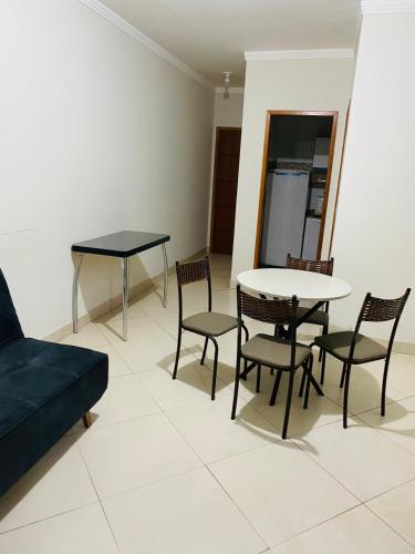 ein Wohnzimmer mit einem Tisch, Stühlen und einem Sofa in der Unterkunft Aluga-se Apartamento todo no Parque Caravelas in Ipatinga