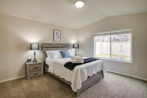 Un dormitorio con una cama grande y una ventana en Welcoming Liberty Lake Home about 18 Mi to Spokane!, en Liberty Lake