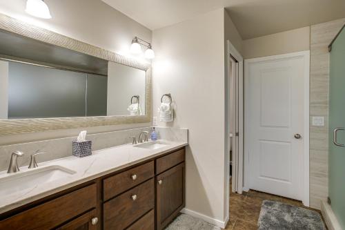 baño con lavabo y espejo grande en Welcoming Liberty Lake Home about 18 Mi to Spokane!, en Liberty Lake