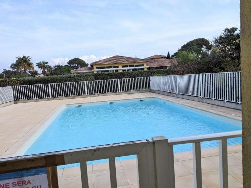 une grande piscine sur un balcon avec une clôture dans l'établissement Locations de vacances à Six-fours avec piscine et parking privé et à 800m de la plage, à Six-Fours-les-Plages