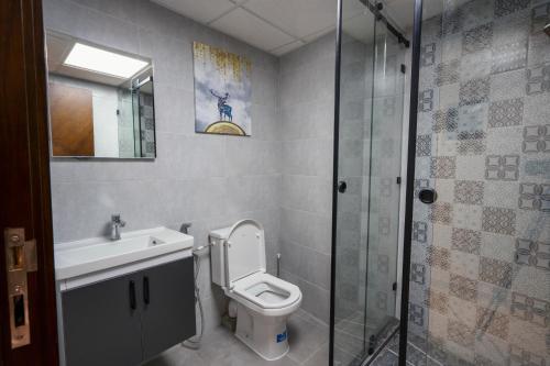 La salle de bains est pourvue de toilettes, d'un lavabo et d'une douche. dans l'établissement IMMOKA, à Tanger