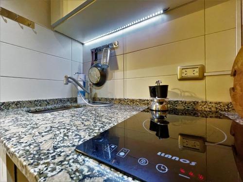 uma cozinha com um balcão com um lavatório em RENTAPART BA em Buenos Aires