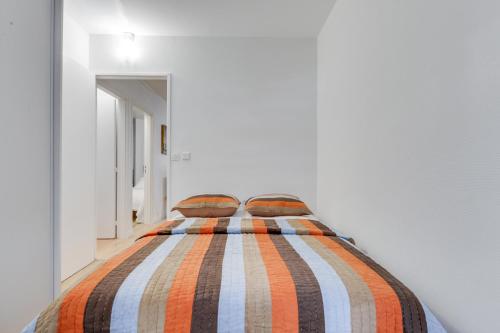 Ліжко або ліжка в номері Chic apartment with parking