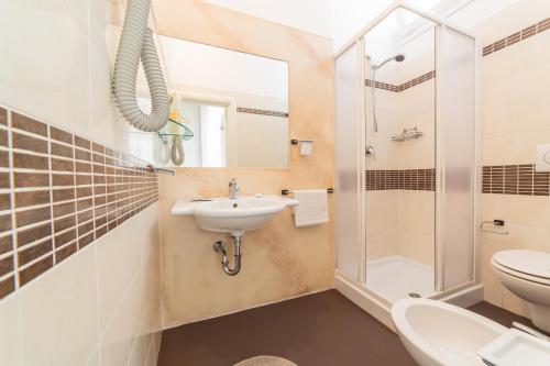 カットーリカにあるHotel Leon D'oroのバスルーム(洗面台、トイレ、シャワー付)