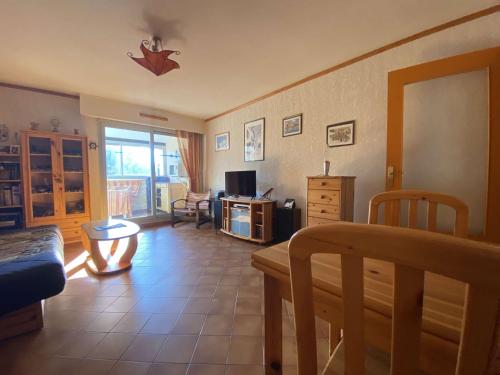 un salon avec un canapé et une table dans l'établissement Beau T2 lumineux, 150 m de la plage..., à Saint-Mandrier-sur-Mer