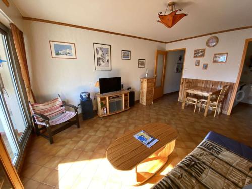 un salon avec un canapé et une table dans l'établissement Beau T2 lumineux, 150 m de la plage..., à Saint-Mandrier-sur-Mer