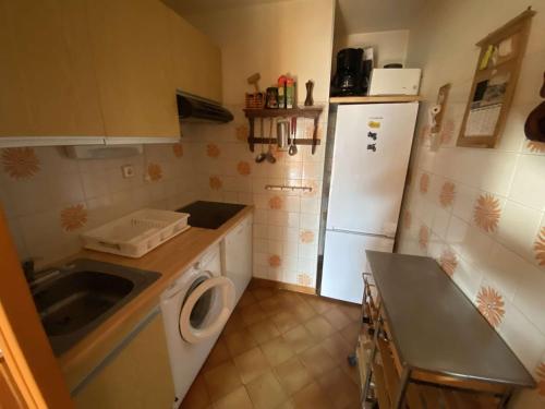 une petite cuisine avec un évier et un réfrigérateur dans l'établissement Beau T2 lumineux, 150 m de la plage..., à Saint-Mandrier-sur-Mer