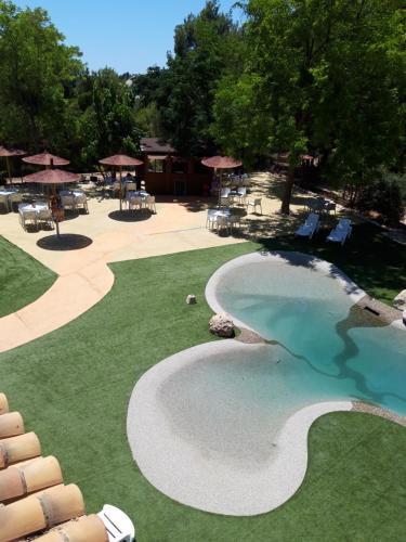uma vista superior de uma piscina num resort em Camping Fonts del Algar em Callosa de Ensarriá
