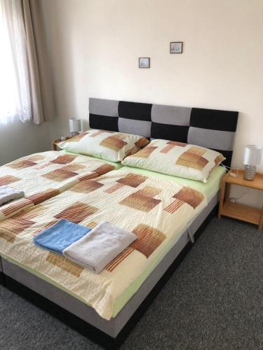 ein Schlafzimmer mit einem großen Bett mit Handtüchern darauf in der Unterkunft Apartmán Orlík nad Vltavou in Orlík