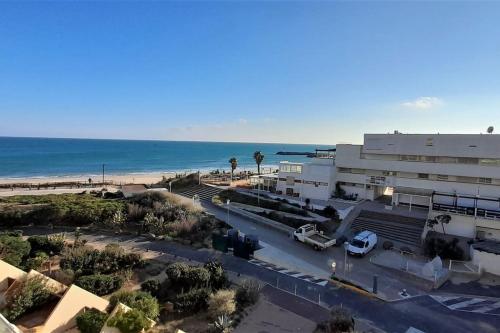 - une vue aérienne sur un bâtiment à côté de la plage dans l'établissement Studio 4, Héliopolis D au village naturiste, au Cap d'Agde