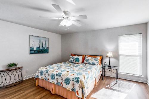 um quarto com uma cama e uma ventoinha de tecto em Extra R & R em Orange Beach