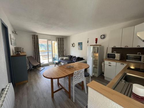 eine Küche mit einem Holztisch im Zimmer in der Unterkunft Appartement vue lac - 6304 in Hourtin