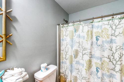 uma casa de banho com uma cortina de chuveiro e um WC em Extra R & R em Orange Beach